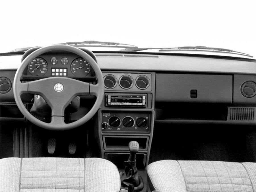 Торпедо Alfa Romeo Sport Wagon (907) 1990 года  (WW) (фото 7 из 17)